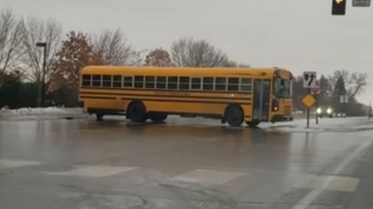Ledovka v Minnesotě. Žlutý školní autobus klouzal ulicemi